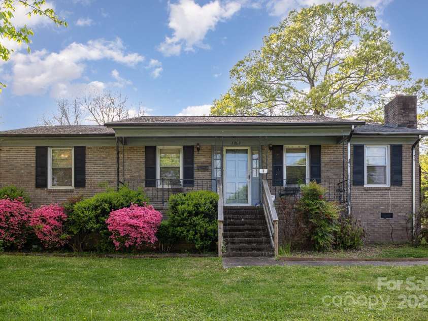 1009 Main Street, Mount Holly, NC 28120.  MLS# CAR4252125, YatesRealty ID 13300. 