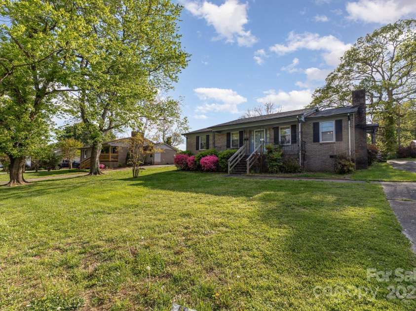 1009 Main Street, Mount Holly, NC 28120.  MLS# CAR4252125, YatesRealty ID 13300. 