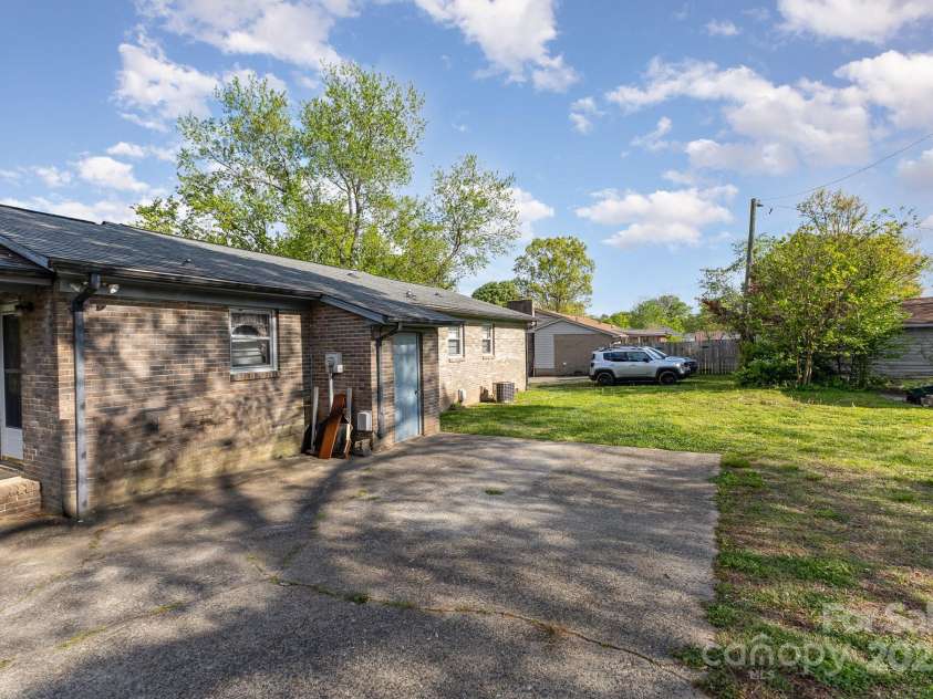 1009 Main Street, Mount Holly, NC 28120.  MLS# CAR4252125, YatesRealty ID 13300. 