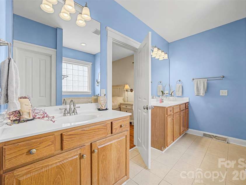1044 Hunters Run Drive, Tega Cay, SC 29708.  MLS# CAR4390114, YatesRealty ID 13305. 