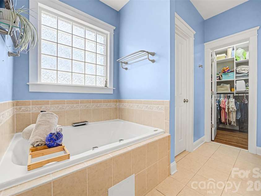 1044 Hunters Run Drive, Tega Cay, SC 29708.  MLS# CAR4390114, YatesRealty ID 13305. 