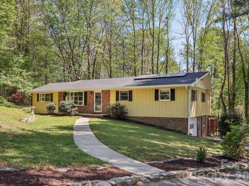 45 Crosswick Lane, Hendersonville, NC 28739.  MLS# CAR4370460, YatesRealty ID 13310. 