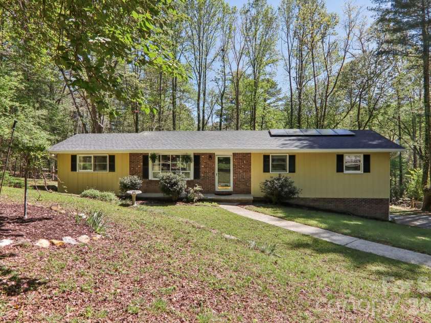 45 Crosswick Lane, Hendersonville, NC 28739.  MLS# CAR4370460, YatesRealty ID 13310. 