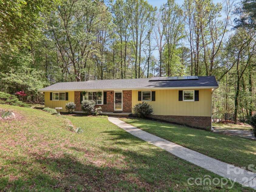 45 Crosswick Lane, Hendersonville, NC 28739.  MLS# CAR4370460, YatesRealty ID 13310. 