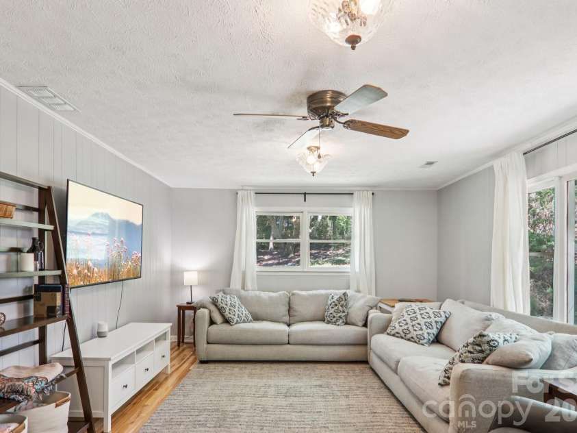 45 Crosswick Lane, Hendersonville, NC 28739.  MLS# CAR4370460, YatesRealty ID 13310. 