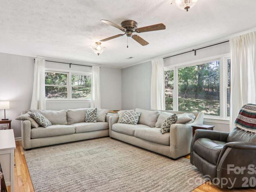 45 Crosswick Lane, Hendersonville, NC 28739.  MLS# CAR4370460, YatesRealty ID 13310. 
