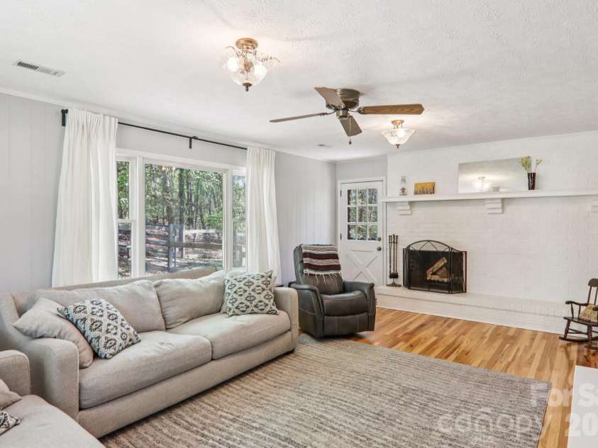 45 Crosswick Lane, Hendersonville, NC 28739.  MLS# CAR4370460, YatesRealty ID 13310. 