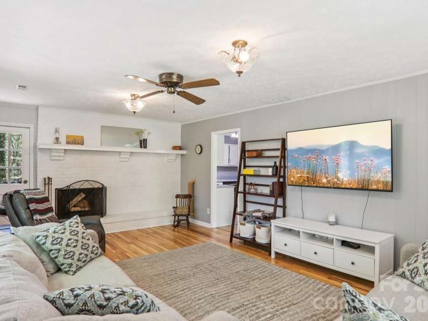 45 Crosswick Lane, Hendersonville, NC 28739.  MLS# CAR4370460, YatesRealty ID 13310. 