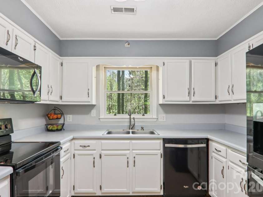 45 Crosswick Lane, Hendersonville, NC 28739.  MLS# CAR4370460, YatesRealty ID 13310. 