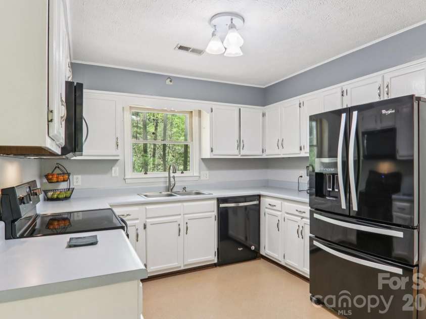 45 Crosswick Lane, Hendersonville, NC 28739.  MLS# CAR4370460, YatesRealty ID 13310. 