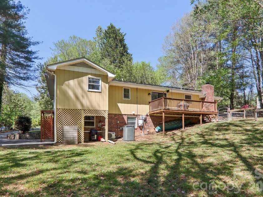 45 Crosswick Lane, Hendersonville, NC 28739.  MLS# CAR4370460, YatesRealty ID 13310. 