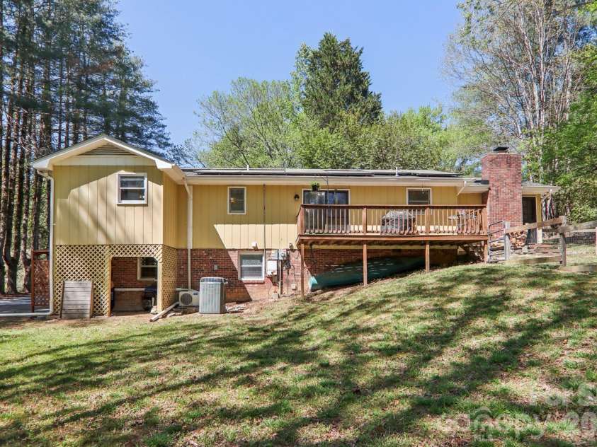 45 Crosswick Lane, Hendersonville, NC 28739.  MLS# CAR4370460, YatesRealty ID 13310. 