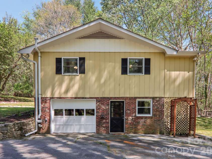 45 Crosswick Lane, Hendersonville, NC 28739.  MLS# CAR4370460, YatesRealty ID 13310. 
