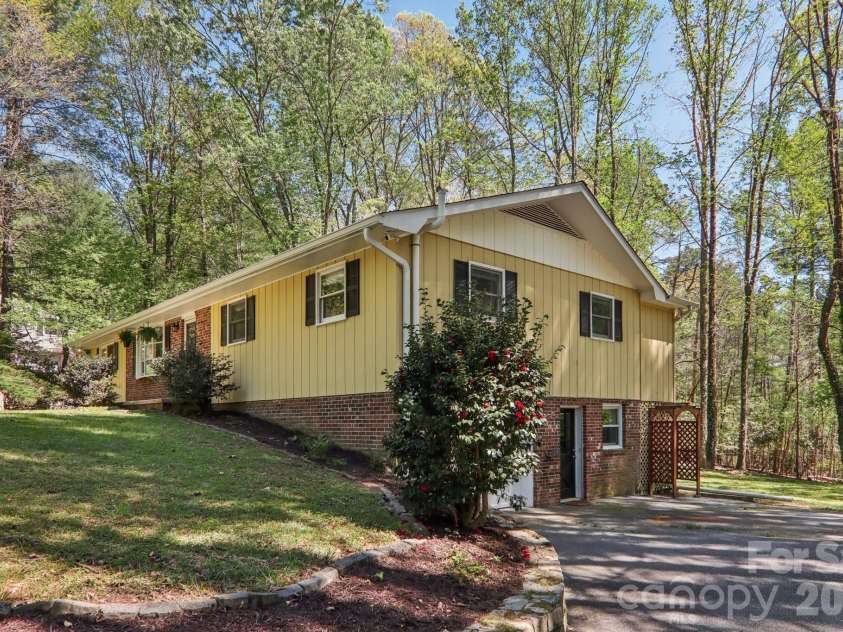 45 Crosswick Lane, Hendersonville, NC 28739.  MLS# CAR4370460, YatesRealty ID 13310. 