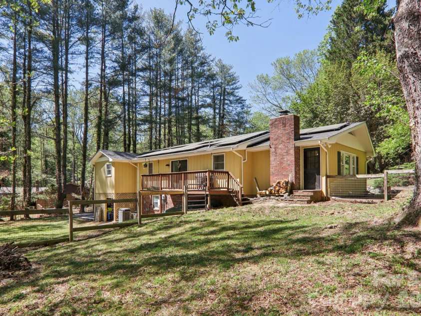 45 Crosswick Lane, Hendersonville, NC 28739.  MLS# CAR4370460, YatesRealty ID 13310. 