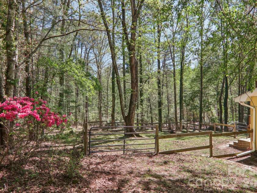 45 Crosswick Lane, Hendersonville, NC 28739.  MLS# CAR4370460, YatesRealty ID 13310. 