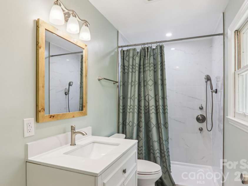 45 Crosswick Lane, Hendersonville, NC 28739.  MLS# CAR4370460, YatesRealty ID 13310. Primary Bath