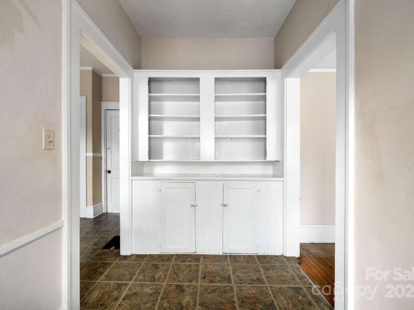 35 Baker Avenue, Asheville, NC 28806.  MLS# CAR4255285, YatesRealty ID 13312. 
