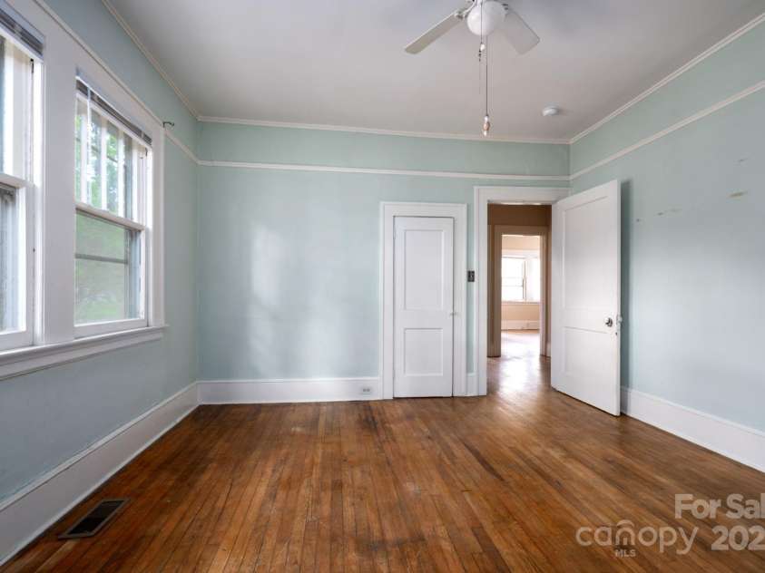 35 Baker Avenue, Asheville, NC 28806.  MLS# CAR4255285, YatesRealty ID 13312. 