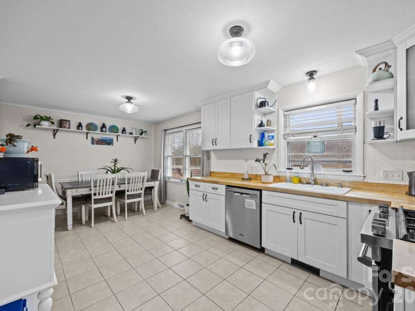 196 Weston Road, Arden, NC 28704.  MLS# CAR4327899, YatesRealty ID 13313. 