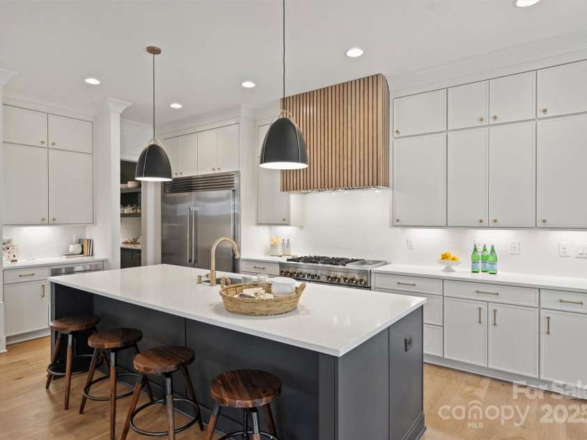 922 Everett Place, Charlotte, NC 28205.  MLS# CAR4255958, YatesRealty ID 13314. Representative