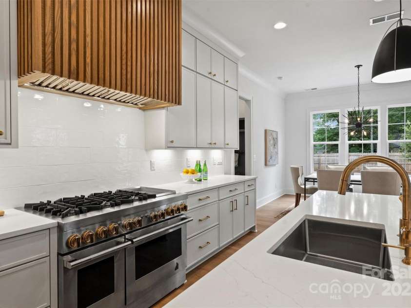 922 Everett Place, Charlotte, NC 28205.  MLS# CAR4255958, YatesRealty ID 13314. Representative