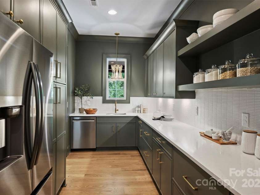 922 Everett Place, Charlotte, NC 28205.  MLS# CAR4255958, YatesRealty ID 13314. Representative, scullery