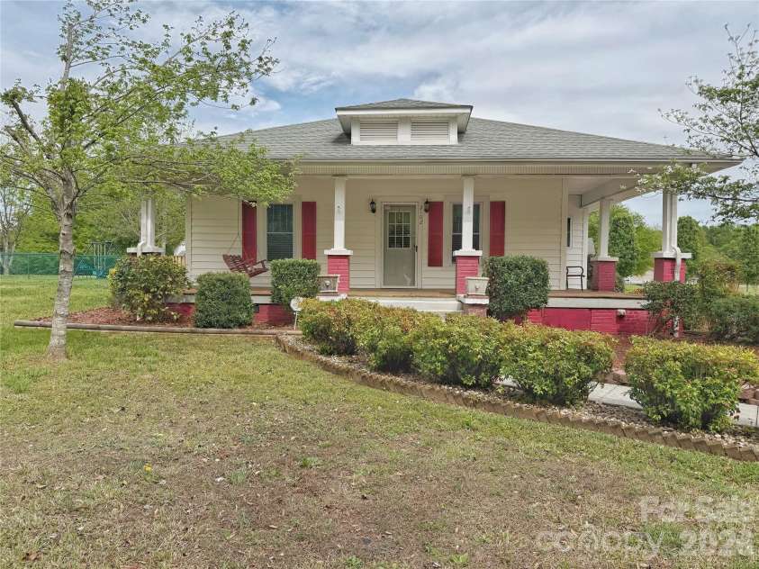 2102 Hickory Grove Road, Gastonia, NC 28056.  MLS# CAR4362956, YatesRealty ID 13319. 