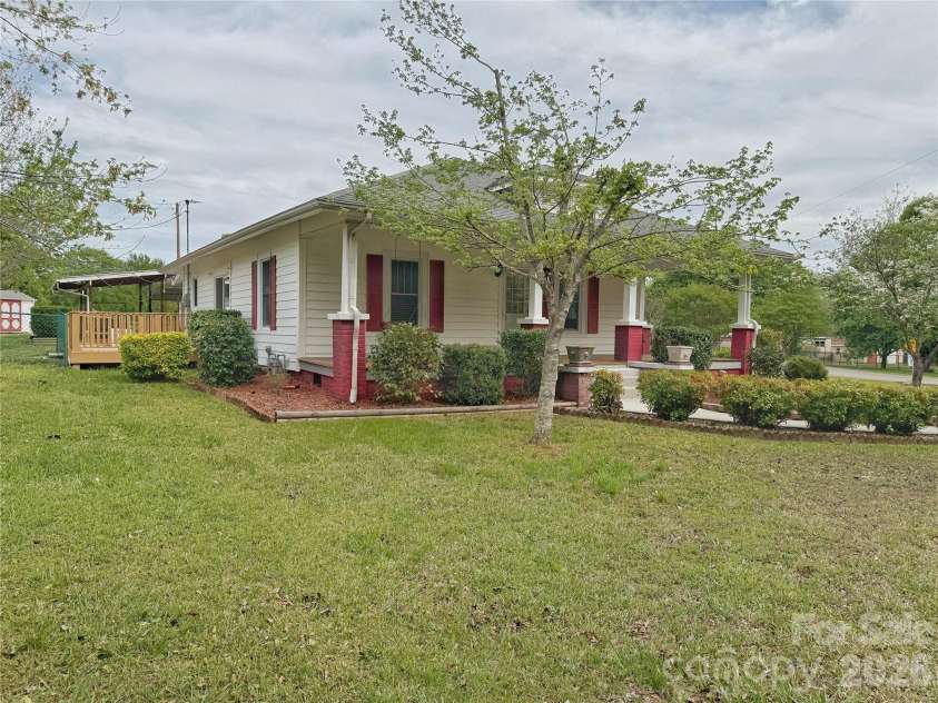 2102 Hickory Grove Road, Gastonia, NC 28056.  MLS# CAR4362956, YatesRealty ID 13319. 