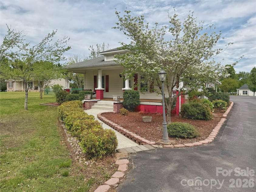 2102 Hickory Grove Road, Gastonia, NC 28056.  MLS# CAR4362956, YatesRealty ID 13319. 