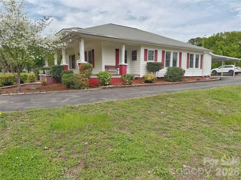 2102 Hickory Grove Road, Gastonia, NC 28056.  MLS# CAR4362956, YatesRealty ID 13319. 