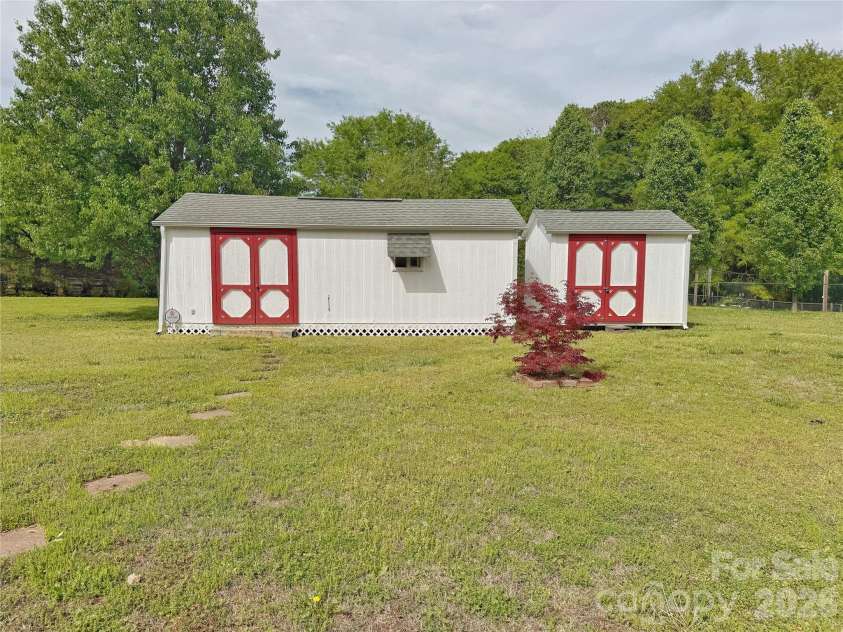 2102 Hickory Grove Road, Gastonia, NC 28056.  MLS# CAR4362956, YatesRealty ID 13319. 