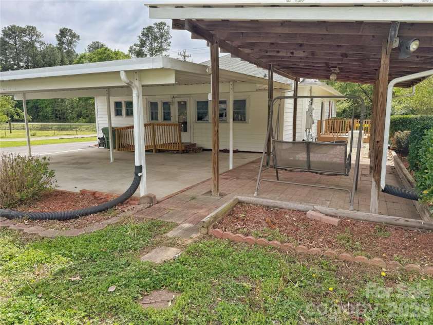 2102 Hickory Grove Road, Gastonia, NC 28056.  MLS# CAR4362956, YatesRealty ID 13319. 