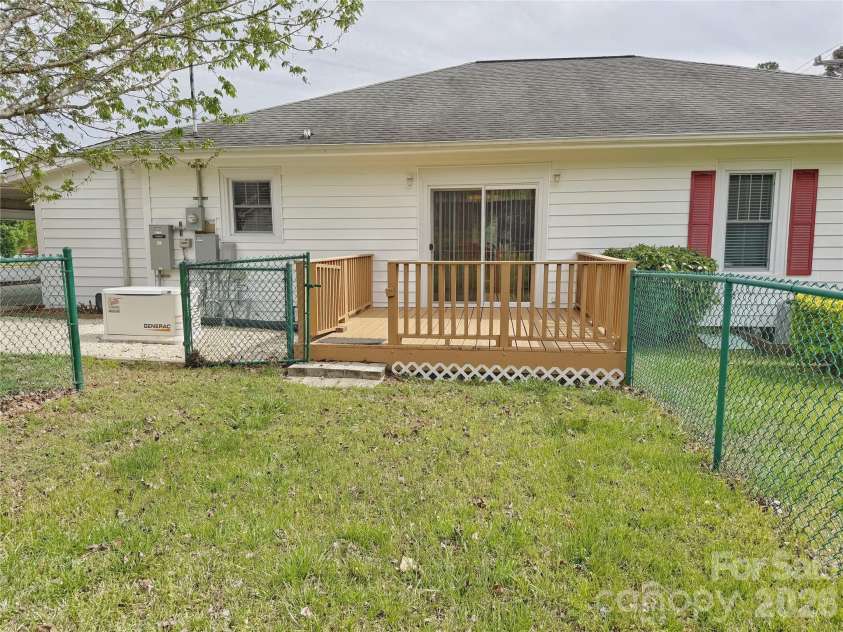 2102 Hickory Grove Road, Gastonia, NC 28056.  MLS# CAR4362956, YatesRealty ID 13319. 