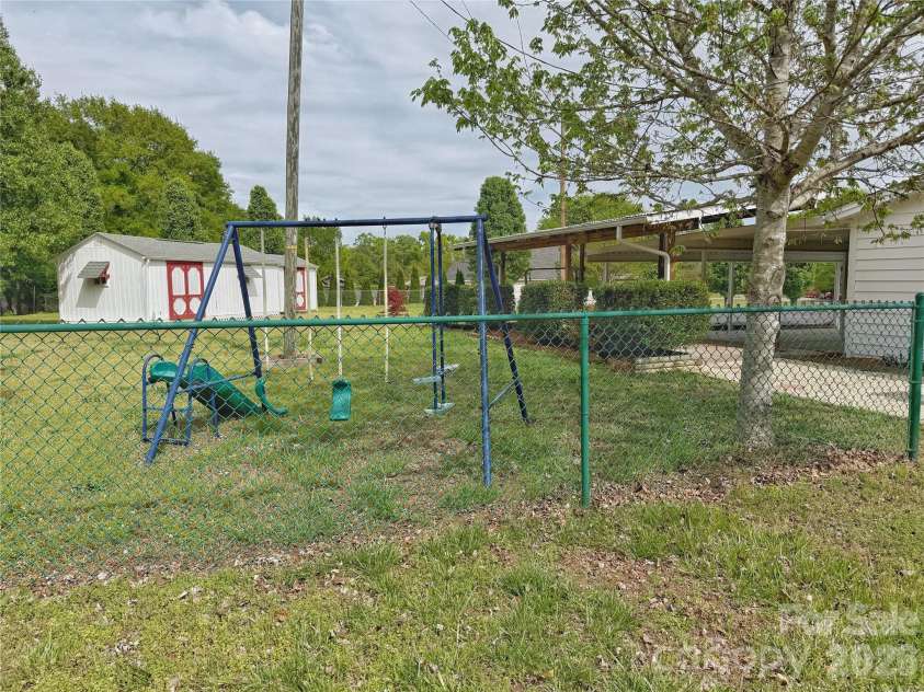 2102 Hickory Grove Road, Gastonia, NC 28056.  MLS# CAR4362956, YatesRealty ID 13319. 