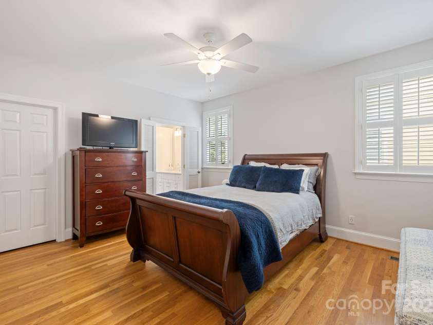 2306 Club Road, Charlotte, NC 28205.  MLS# CAR4250030, YatesRealty ID 13319. Main level primary suite, huge closet, plantation shutters and hardwood flooring