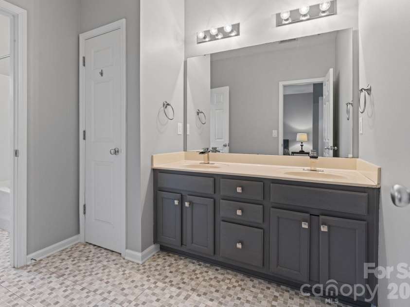 3623 Warp Street, Charlotte, NC 28205.  MLS# CAR4340962, YatesRealty ID 13321. Primary ensuite