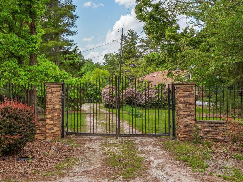 98 Ducker Road, Arden, NC 28704.  MLS# CAR4256963, YatesRealty ID 13322. 