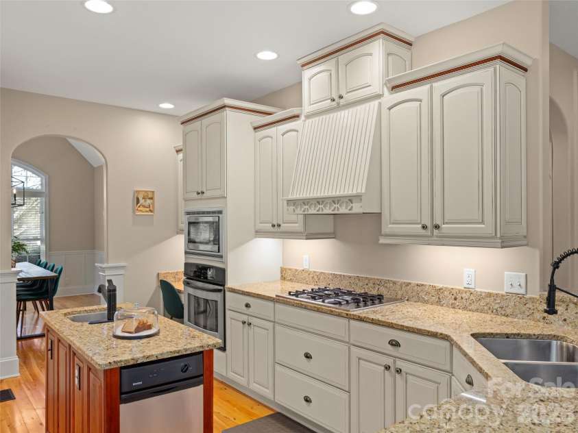 47 Ledgestone Drive, Fairview, NC 28730.  MLS# CAR4359435, YatesRealty ID 13326. 