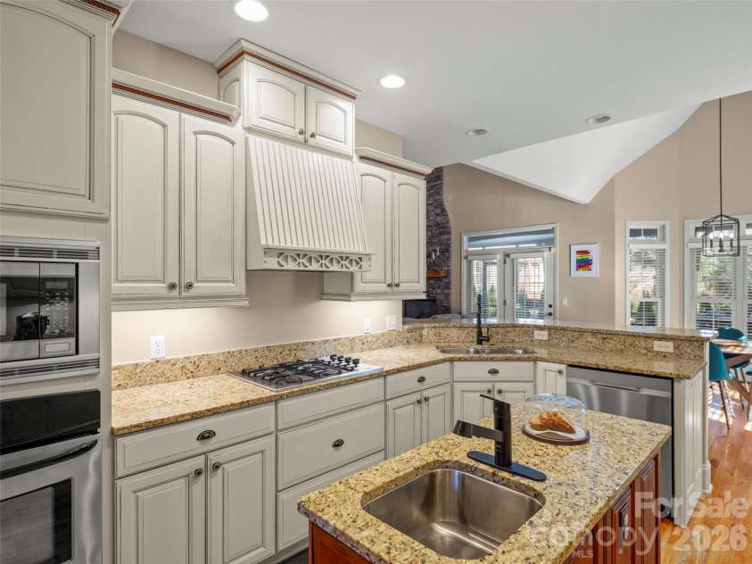 47 Ledgestone Drive, Fairview, NC 28730.  MLS# CAR4359435, YatesRealty ID 13326. 