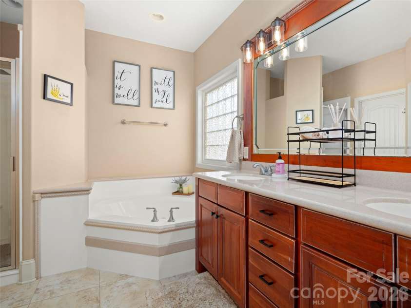 47 Ledgestone Drive, Fairview, NC 28730.  MLS# CAR4359435, YatesRealty ID 13326. 