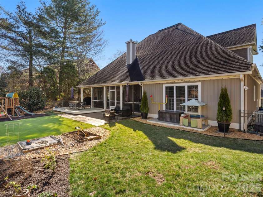 47 Ledgestone Drive, Fairview, NC 28730.  MLS# CAR4359435, YatesRealty ID 13326. 