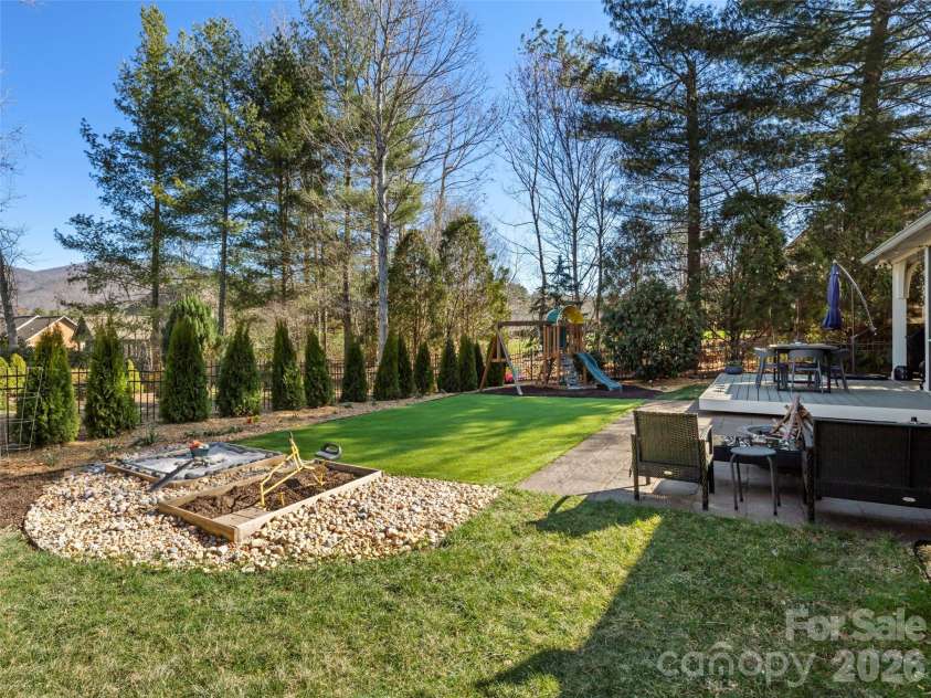 47 Ledgestone Drive, Fairview, NC 28730.  MLS# CAR4359435, YatesRealty ID 13326. 