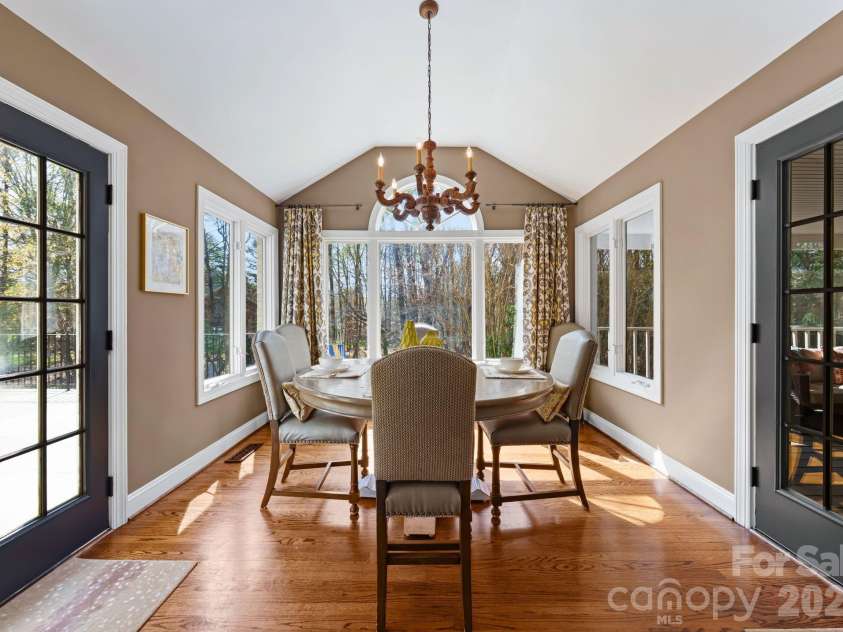 7024 Riesman Lane, Charlotte, NC 28210.  MLS# CAR4355789, YatesRealty ID 13329. Breakfast area.
