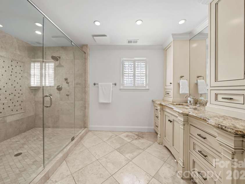 7024 Riesman Lane, Charlotte, NC 28210.  MLS# CAR4355789, YatesRealty ID 13329. Primary bath.