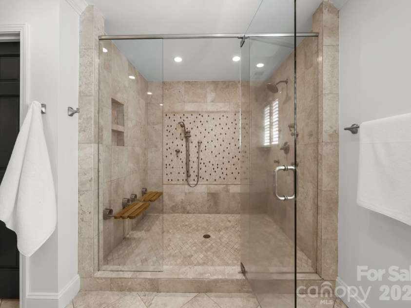 7024 Riesman Lane, Charlotte, NC 28210.  MLS# CAR4355789, YatesRealty ID 13329. Primary bath.