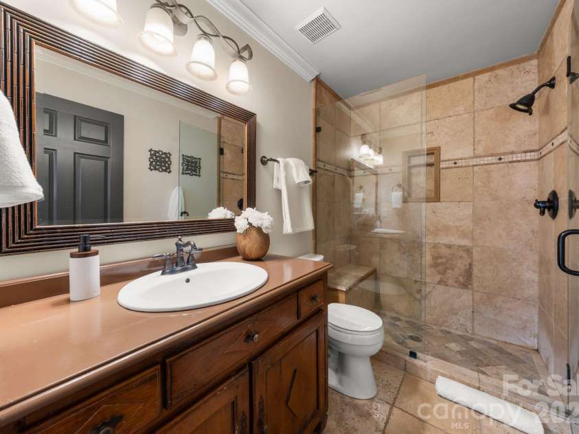 7024 Riesman Lane, Charlotte, NC 28210.  MLS# CAR4355789, YatesRealty ID 13329. Upper-level shared full bathroom. 