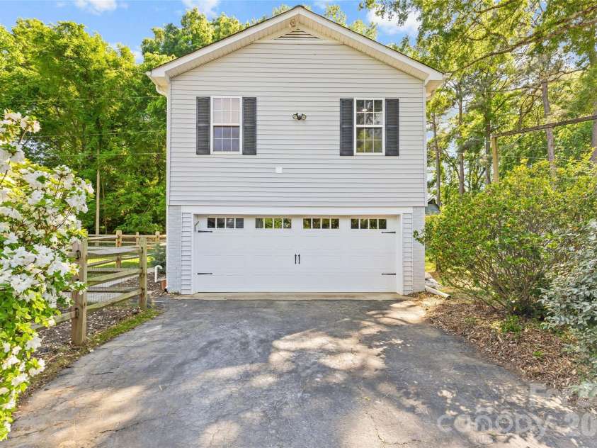 7013 Old Forge Drive, Charlotte, NC 28226.  MLS# CAR4369320, YatesRealty ID 13331. 