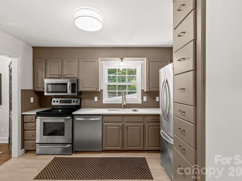 7013 Old Forge Drive, Charlotte, NC 28226.  MLS# CAR4369320, YatesRealty ID 13331. 