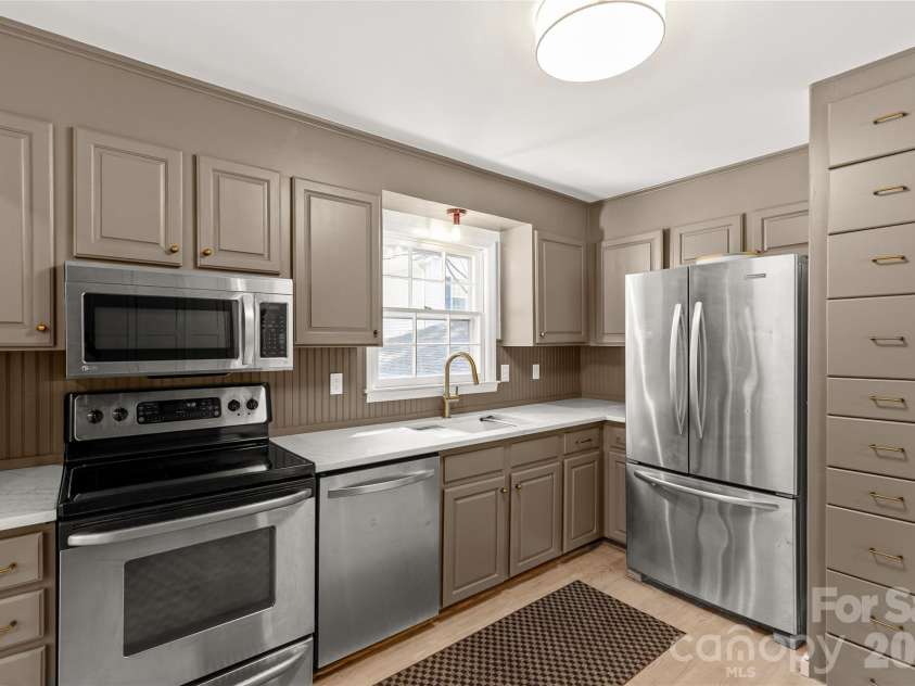 7013 Old Forge Drive, Charlotte, NC 28226.  MLS# CAR4369320, YatesRealty ID 13331. 